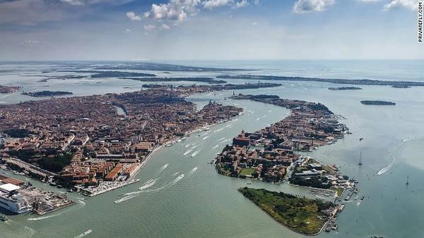 ivivu-scenic-airports-hi-res-venice-horizontal-gallery