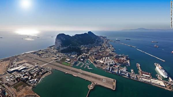 ivivu-dramatic-airports-gibraltar-horizontal-gallery