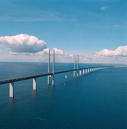 Cây cầu Oresund là một sự thành công không tưởng phối hợp bởi kỹ thuật hiện đại và khả năng sáng tạo của con người.