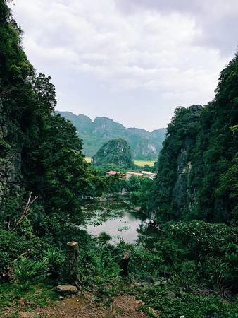 Một khung cảnh bình yên nhìn từ chùa thượng. Một khung cảnh bình yên nhìn từ chùa thượng.
