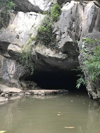 Đến đây thì không nên bỏ qua cảm giác “ xuyên thủy động” ở ngay phía dưới 3 ngôi chùa. Đến đây thì không nên bỏ qua cảm giác “ xuyên thủy động” ở ngay phía dưới 3 ngôi chùa.