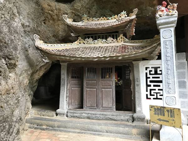 Động tối ở ngay phía sau chùa trung cũng là lối để đi lên chùa thượng. Động tối ở ngay phía sau chùa trung cũng là lối để đi lên chùa thượng.