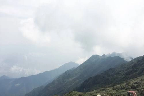 Núi non hùng vĩ nhìn từ đỉnh Fansipan Núi non hùng vĩ nhìn từ đỉnh Fansipan