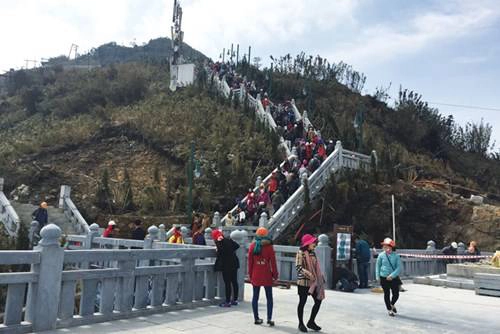 Hành trình chinh phục 600 bậc thang để lên đỉnh Fansipan Hành trình chinh phục 600 bậc thang để lên đỉnh Fansipan