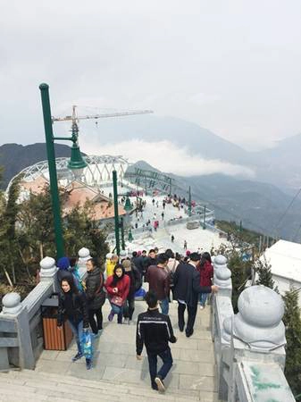 Du khách chen nhau chạm tay vào cột mốc của nóc nhà Đông Dương Du khách chen nhau chạm tay vào cột mốc của nóc nhà Đông Dương
