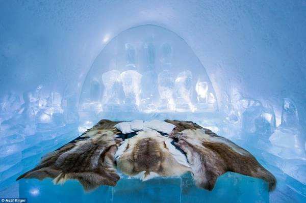 Một trong những phòng ngủ độc đáo bằng băng tuyết của The Ice Hotel với thiết kế cổng vòm và khối băng - Ảnh: Daily Mail Một trong những phòng ngủ độc đáo bằng băng tuyết của The Ice Hotel với thiết kế cổng vòm và khối băng - Ảnh: Daily Mail