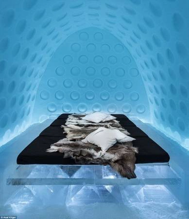 Một trong những thiết kế phòng ngủ độc đáo bằng băng tuyết của The Ice Hotel - Ảnh: Daily Mail Một trong những thiết kế phòng ngủ độc đáo bằng băng tuyết của The Ice Hotel - Ảnh: Daily Mail