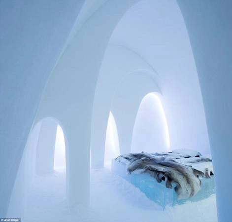 Một trong những thiết phòng ngủ độc đáo bằng băng tuyết của The Ice Hotel - Ảnh: Daily Mail Một trong những thiết phòng ngủ độc đáo bằng băng tuyết của The Ice Hotel - Ảnh: Daily Mail