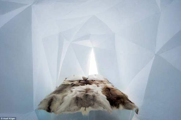 Một trong những thiết kế phòng ngủ độc đáo bằng băng tuyết của The Ice Hotel - Ảnh: Daily Mail Một trong những thiết kế phòng ngủ độc đáo bằng băng tuyết của The Ice Hotel - Ảnh: Daily Mail