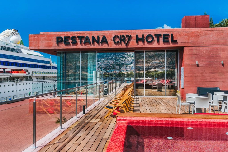 Nằm trên Hòn đảo Madeira xinh đẹp của Bồ Đào Nha, khách sạn Pestana CR7 Funchal là kết quả của sự hợp tác giữa chuỗi khách sạn Pestana Hotels và cầu thủ bóng đá nổi tiếng thế giới Cristiano Ronaldo. Nằm trên Hòn đảo Madeira xinh đẹp của Bồ Đào Nha, khách sạn Pestana CR7 Funchal là kết quả của sự hợp tác giữa chuỗi khách sạn Pestana Hotels và cầu thủ bóng đá nổi tiếng thế giới Cristiano Ronaldo.