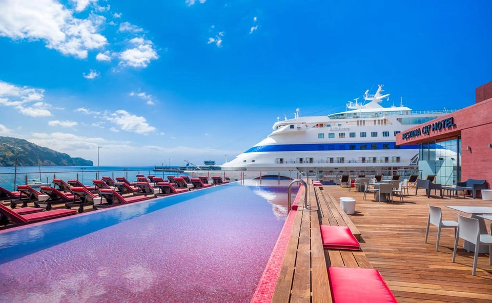 Khách sạn 4 sao sang trọng này có hồ bơi ngoài trời và cách bến thuyền Funchal 300 m. Khách sạn 4 sao sang trọng này có hồ bơi ngoài trời và cách bến thuyền Funchal 300 m.
