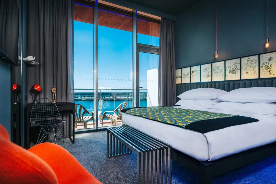 Pestana CR7 cung cấp các phòng giường đôi, có cửa sổ đón ánh sáng tự nhiên và phòng tắm riêng kèm đồ vệ sinh cá nhân miễn phí. Những phòng này đều được trang bị máy lạnh, minibar và két an toàn. Pestana CR7 cung cấp các phòng giường đôi, có cửa sổ đón ánh sáng tự nhiên và phòng tắm riêng kèm đồ vệ sinh cá nhân miễn phí. Những phòng này đều được trang bị máy lạnh, minibar và két an toàn.