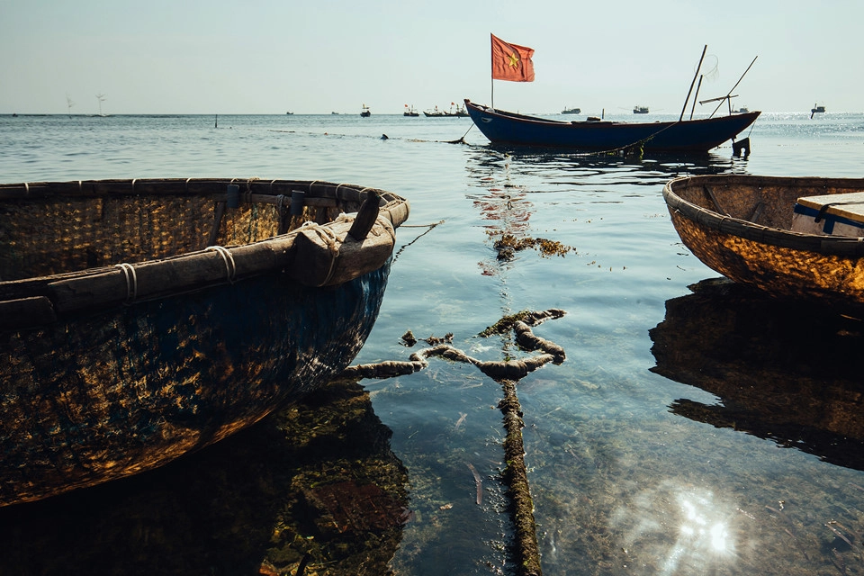 Những năm gần đây, Lý Sơn (Quảng Ngãi) được nhiều người biết đến bởi vẻ đẹp hoang sơ, kỳ vĩ. Thiên nhiên ban tặng cho hòn đảo này những cảnh quan làm lòng người xao xuyến. Dù du lịch phát triển, nét nguyên sơ của Lý Sơn vẫn được giữ gìn nguyên vẹn. Bên cạnh đó, người dân nồng hậu, chất phác ở miền đất này cũng là lý do níu chân du khách. Những năm gần đây, Lý Sơn (Quảng Ngãi) được nhiều người biết đến bởi vẻ đẹp hoang sơ, kỳ vĩ. Thiên nhiên ban tặng cho hòn đảo này những cảnh quan làm lòng người xao xuyến. Dù du lịch phát triển, nét nguyên sơ của Lý Sơn vẫn được giữ gìn nguyên vẹn. Bên cạnh đó, người dân nồng hậu, chất phác ở miền đất này cũng là lý do níu chân du khách.