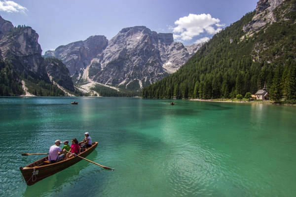 Du khách đang thư giãn ở hồ Braies, Ý. Ảnh: Kiki Deere Du khách đang thư giãn ở hồ Braies, Ý. Ảnh: Kiki Deere