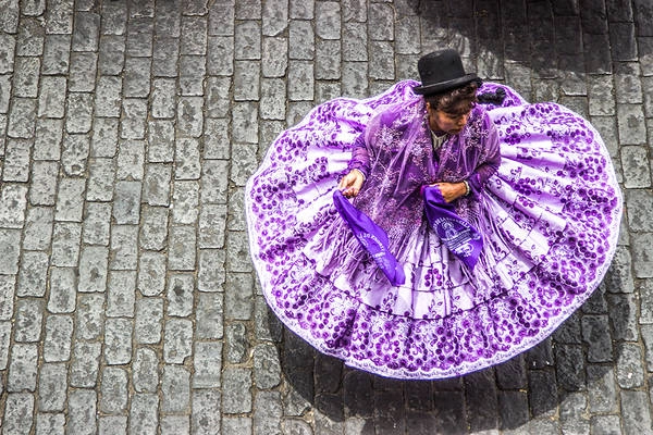 Một phụ nữ đang nhảy múa ở Arequipa, Peru. Ảnh: Kiki Deere Một phụ nữ đang nhảy múa ở Arequipa, Peru. Ảnh: Kiki Deere