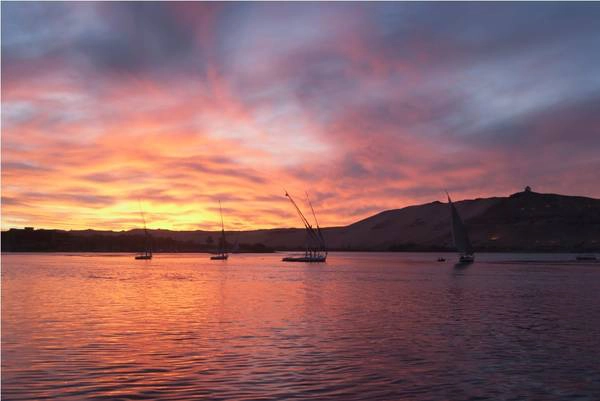 Hoàng hôn rực rỡ ở Aswan. Ảnh: Anthon Jackson Hoàng hôn rực rỡ ở Aswan. Ảnh: Anthon Jackson
