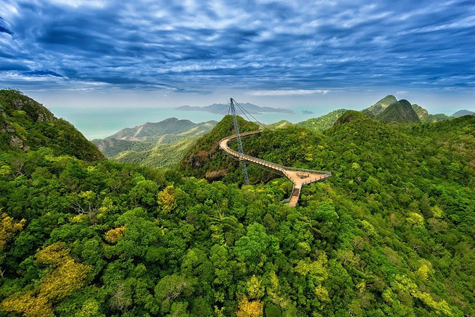 Langkawi Sky ở Malaysia là cây cầu dây văng dành cho người đi bộ dài 125 m, rộng 1,8 m và nằm trên độ cao 660 m trên đỉnh Gunung Mat Chinchang ở đảo Pulau Langkawi. Khi xây dựng cây cầu này, người ta phải chuyển vật liệu lên đỉnh núi bằng trực thăng và tốn nhiều năm để hoàn thành hệ thống công trình. Ảnh: Getty.