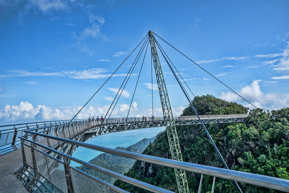 Kiến trúc sư Mayur Kanaiya Gave, người thiết kế Langkawi Sky, cho biết: "Vị trí trên cầu cho phép du khách tận hưởng cảm giác gần gũi với cây rừng và đời sống hoang dã". Ảnh: Trover.