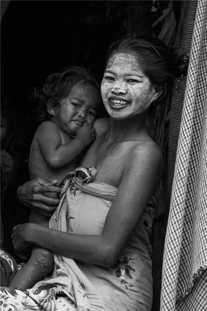 Phụ nữ Bajau sinh con ngay trong các ngôi nhà nổi trên mặt biển. Ảnh: Réhahn Croquevielle Phụ nữ Bajau sinh con ngay trong các ngôi nhà nổi trên mặt biển. Ảnh: Réhahn Croquevielle
