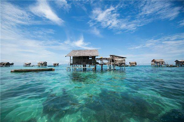 Bên cạnh Tabbalanos, Réhahn cũng đã đến thăm quần đảo Mabul bao gồm các ngôi làng Omadal, Sibuan, Maiga và Tagatan. Ảnh: Réhahn Croquevielle Bên cạnh Tabbalanos, Réhahn cũng đã đến thăm quần đảo Mabul bao gồm các ngôi làng Omadal, Sibuan, Maiga và Tagatan. Ảnh: Réhahn Croquevielle