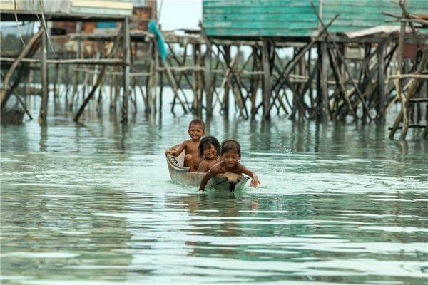 Omadal là một ngôi làng khá lớn, bao gồm 70 gia đình sinh sống trong những ngôi nhà được xây dựng trên những cây cột và kết nối với nhau thông qua các cây cầu. Ảnh: Réhahn Croquevielle Omadal là một ngôi làng khá lớn, bao gồm 70 gia đình sinh sống trong những ngôi nhà được xây dựng trên những cây cột và kết nối với nhau thông qua các cây cầu. Ảnh: Réhahn Croquevielle