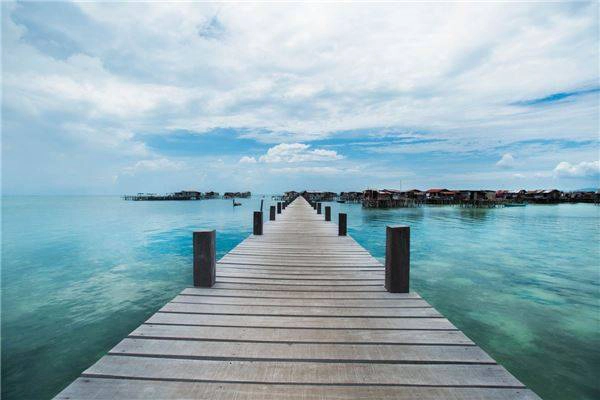 Nhưng các công ty du lịch chỉ đồng ý dẫn Réhahn tới khu resort gần đó và hầu hết người dân mà Réhahn gặp đều không biết tiếng Anh. Khi anh may mắn tìm thấy một người nói được tiếng Anh thì mức giá mà họ đưa ra cho chuyến đi vô cùng cao. Ảnh: Réhahn Croquevielle Nhưng các công ty du lịch chỉ đồng ý dẫn Réhahn tới khu resort gần đó và hầu hết người dân mà Réhahn gặp đều không biết tiếng Anh. Khi anh may mắn tìm thấy một người nói được tiếng Anh thì mức giá mà họ đưa ra cho chuyến đi vô cùng cao. Ảnh: Réhahn Croquevielle