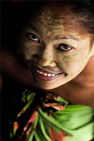 Phụ nữ độc thân sử dụng borak với mong muốn giúp họ có thể tìm được một người chồng. Ảnh: Réhahn Croquevielle Phụ nữ độc thân sử dụng borak với mong muốn giúp họ có thể tìm được một người chồng. Ảnh: Réhahn Croquevielle