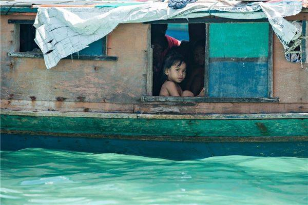 Người Bajau sống trên những chiếc thuyền nhỏ, cuộc sống hàng ngày của họ dựa vào đánh bắt cá để kiếm sống. Ảnh: Réhahn Croquevielle Người Bajau sống trên những chiếc thuyền nhỏ, cuộc sống hàng ngày của họ dựa vào đánh bắt cá để kiếm sống. Ảnh: Réhahn Croquevielle