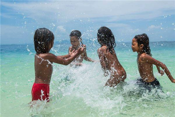 Phần lớn các hoạt động vui chơi của trẻ em Bajau cũng gắn liền với nước. Ảnh: Réhahn Croquevielle Phần lớn các hoạt động vui chơi của trẻ em Bajau cũng gắn liền với nước. Ảnh: Réhahn Croquevielle