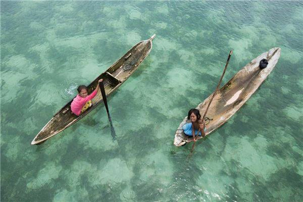 Những con thuyền như người bạn thân của trẻ em Bajau. Ảnh: Réhahn Croquevielle Những con thuyền như người bạn thân của trẻ em Bajau. Ảnh: Réhahn Croquevielle
