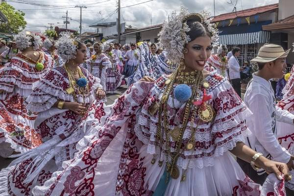 Phụ nữ Panama rực rỡ trong bộ trang phục truyền thống Pollera. Ảnh: Nori Jemil