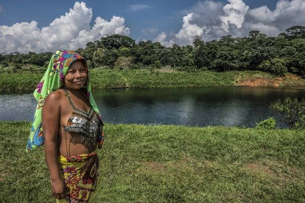  Một người phụ nữ Embera trên bờ sông Chagres Rio. Ảnh: Nori Jemil