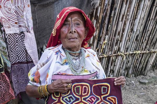 Một người phụ nữ Kuna Yala trên 80 tuổi vẫn miệt mài may Mola – một loại vải thủ công truyền thống của Panama. Ảnh: Nori Jemil
