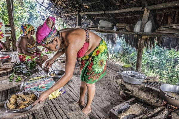 Người dân địa phương chuẩn bị đồ ăn cho khách khi đến thăm cộng đồng Emberá, phía Đông Panama. Ảnh: Nori Jemil