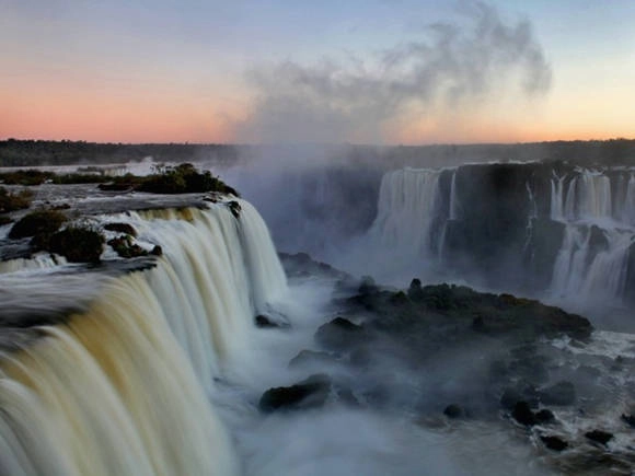 Thác Iguazu là một trong những kỳ quan đẹp nhất hành tinh, nằm trên biên giới giữa Brazil và Argentina