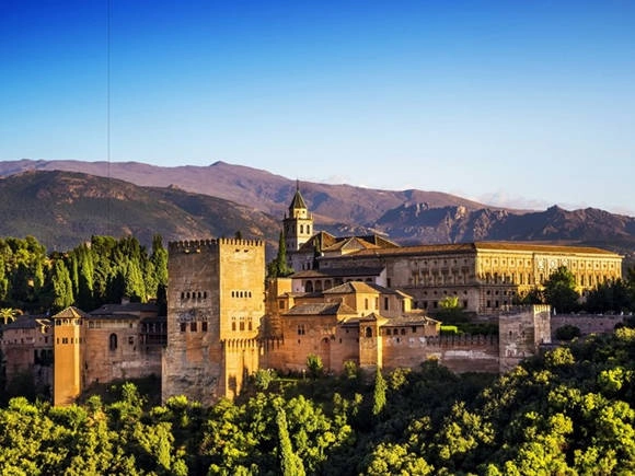 Alhambra là một trong những quần thể cung điện và vườn tược nổi tiếng thế giới. Cung điện được thiết kế hài hòa giữa kiến trúc của người Hồi giáo, Hy Lạp và La Mã cổ đại