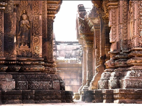 Khu quần thể đền Angkor Wat, Campuchia là một trong những di chỉ khảo cổ học quan trọng nhất thế giới. Từng là kinh đô đế chế Khmer nhưng ngày nay, Angkor Wat vẫn là điểm tâm linh của Campuchia. Trên quốc kỳ Campuchia có hình khu đền chính Angkor Wat được thiết kế nổi bật, là hình ảnh biểu tượng của đất nước này