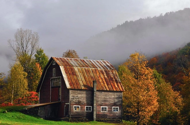  Hình ảnh chuồng gia súc mộc mạc lúc mặt trời mọc, bao quanh bởi dãy núi xanh của Vermont.