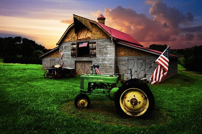 Một chiếc máy kéo cổ điển nằm ở phía trước của một trang trại cũ trên dãy núi Appalachian, phía Bắc Georgia, gần ranh giới tiểu bang North Carolina.