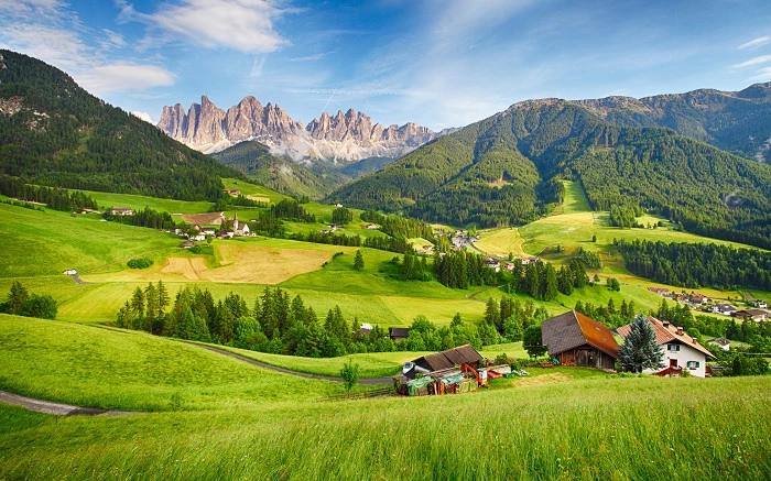Khung cảnh thiên nhiên tuyệt đẹp dưới chân dãy núi Alps.
