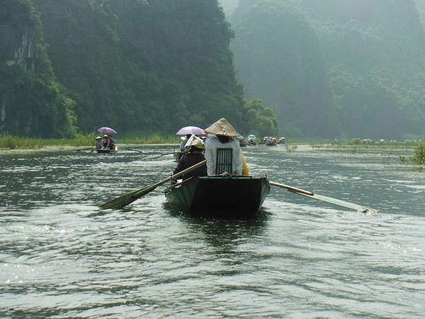 Tiếp đó, thuyền đưa du khách ra ngoài cửa hang tiếp tục cuộc hành trình xuyên thuỷ tới thăm hang hai và hang ba