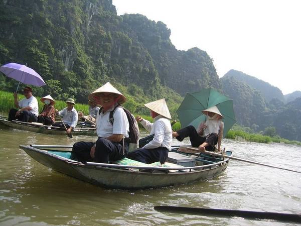 Hầu hết hành trình thăm quan điểm du lịch này đều bằng những chiếc thuyền tự chèo.