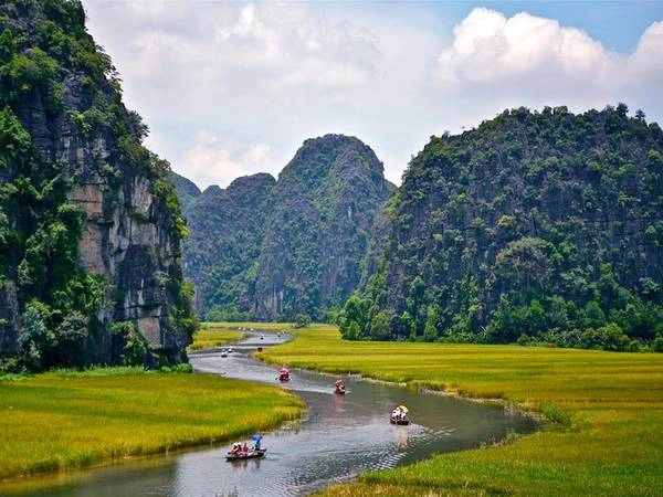 Hàng nghìn hòn núi đá vôi nằm dọc sông tạo nên phong cảnh rất hùng vĩ. Thăm quan Tam Cốc, phải đi thuyền từ bến trung tâm, theo dòng sông Ngô Đồng uốn lượn qua các vách núi, hang xuyên thuỷ, cánh đồng lúa.