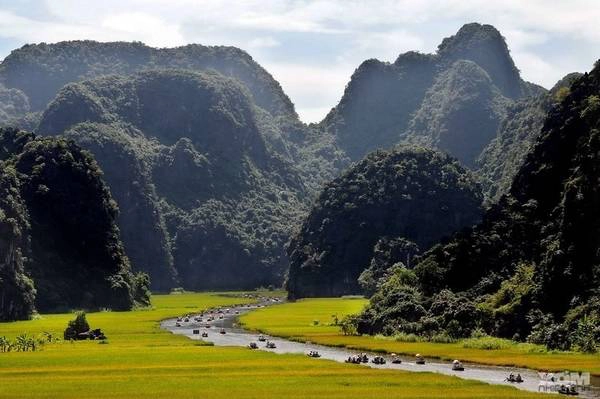 Chuyến viếng thăm Tam Cốc mất khoảng 1h đi thuyền dọc theo dòng sông Ngô Đồng uốn lượn qua các vách núi, hang xuyên thuỷ, cánh đồng lúa. 