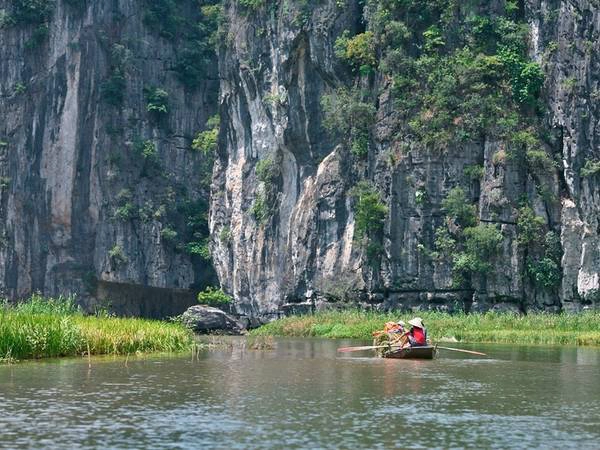 Khi ngồi trên thuyền, du khách được ngắm dòng sông Ngô Đồng nước trong xanh chảy nép mình vào những dãy núi trùng điệp.