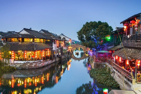 Tây Đường nằm hoàn toàn tách biệt so với các thủy trấn xinh đẹp khác ngay tại một nơi gọi là "langpeng" (Lang Phường), với những tuyến phố dài trên mặt nước cho phép dân cư địa phương và du khách thoải mái đi lại dọc theo các dòng kênh xanh ngay cả vào mùa mưa. Tây Đường nằm hoàn toàn tách biệt so với các thủy trấn xinh đẹp khác ngay tại một nơi gọi là "langpeng" (Lang Phường), với những tuyến phố dài trên mặt nước cho phép dân cư địa phương và du khách thoải mái đi lại dọc theo các dòng kênh xanh ngay cả vào mùa mưa.