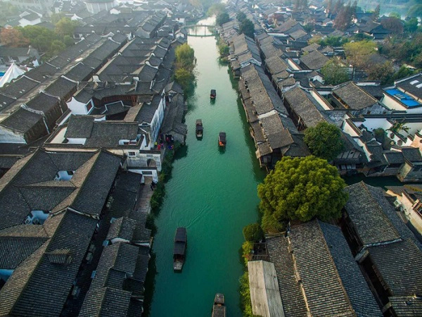 Ô Trấn nằm cách Thượng Hải khoảng 90 dặm, nằm dọc theo Đại Vận Hà, con kênh đào dài nhất thế giới với 1.800km, từng là một tuyến giao thương thủy huyết mạch liên kết giữa Hàng Châu và Bắc Kinh và ngược lại. Ô Trấn nằm cách Thượng Hải khoảng 90 dặm, nằm dọc theo Đại Vận Hà, con kênh đào dài nhất thế giới với 1.800km, từng là một tuyến giao thương thủy huyết mạch liên kết giữa Hàng Châu và Bắc Kinh và ngược lại.