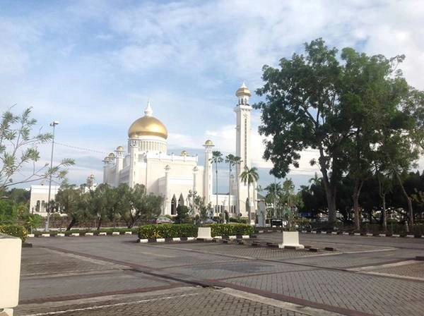 Ở Brunei có nhiều địa điểm tham quan như giáo đường Hồi giáo (nổi tiếng nhất là Sultan Omar Ali và Jame'asr asanil), khu làng nổi, Art Brunei, bảo bàng hoàng gia, bảo tàng lịch sử, chợ đêm... Ở Brunei có nhiều địa điểm tham quan như giáo đường Hồi giáo (nổi tiếng nhất là Sultan Omar Ali và Jame'asr asanil), khu làng nổi, Art Brunei, bảo bàng hoàng gia, bảo tàng lịch sử, chợ đêm...