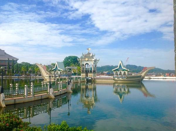 Với vị trí thuận lợi và thiên nhiên trù phú, từ rất lâu trên vùng đất Brunei đã hình thành những hải cảng sầm uất. Với vị trí thuận lợi và thiên nhiên trù phú, từ rất lâu trên vùng đất Brunei đã hình thành những hải cảng sầm uất.