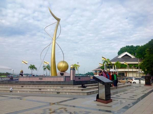 Diện tích của Brunei khá nhỏ, chỉ khoảng 5.700 km2, nhưng may mắn sở hữu trữ lượng dầu mỏ rất lớn, đem đến thịnh vượng cho vương quốc này. Diện tích của Brunei khá nhỏ, chỉ khoảng 5.700 km2, nhưng may mắn sở hữu trữ lượng dầu mỏ rất lớn, đem đến thịnh vượng cho vương quốc này.